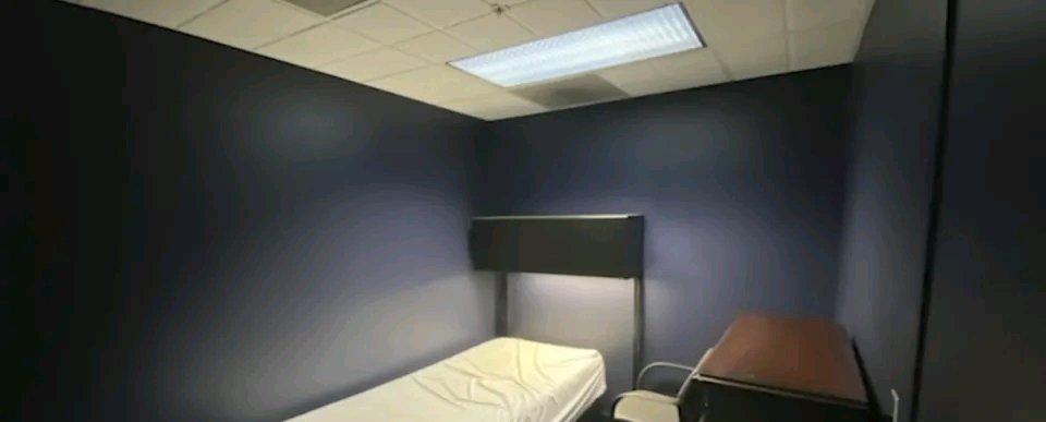 美媒10月27日报道，旧金山湾区米尔布瑞市警察局长埃蒙·艾伦摊上事儿了。他工作日