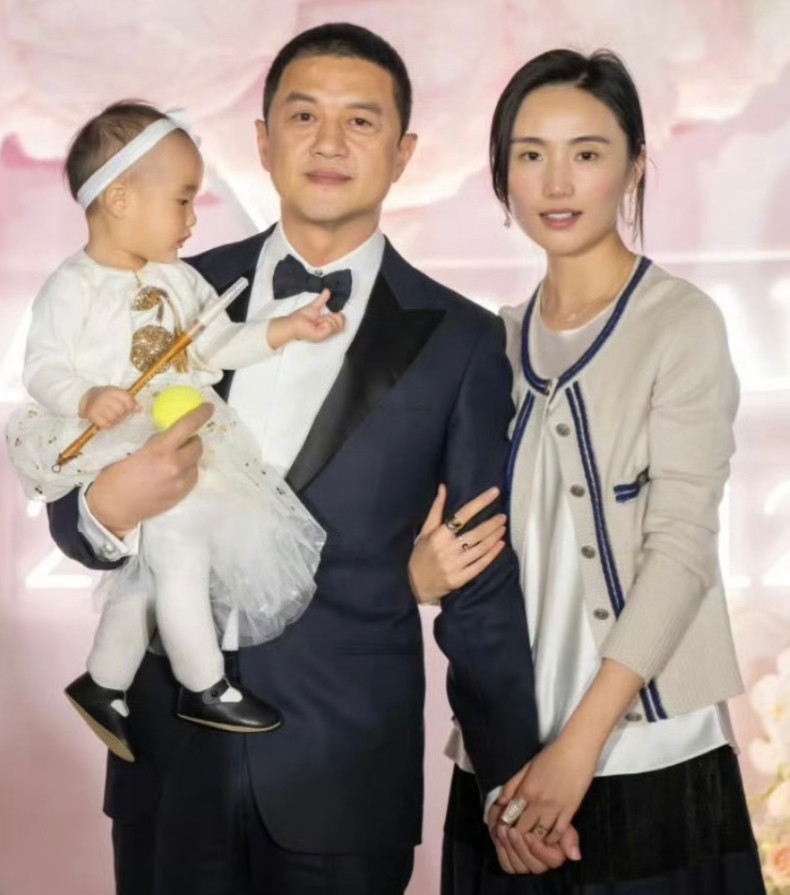 李亚鹏和第二任老婆离婚了？李亚鹏之前就多次被传欠债，最近又有消息称他持股的丽