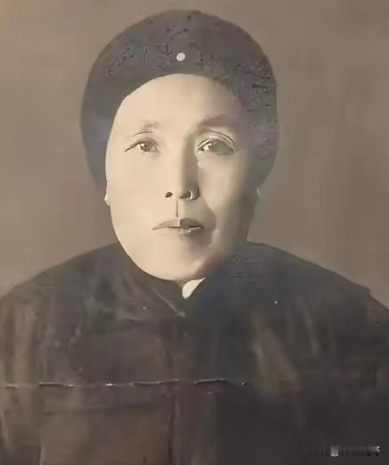 1891年，16岁的张作霖落难乞讨，孙寡妇看中了他，解开衣扣，掏出一块腰牌给