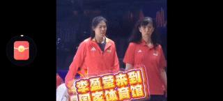 李盈莹走路还在颠簸！女排世联赛香港站，李盈莹随队去了香港，中国女排比赛现场，李