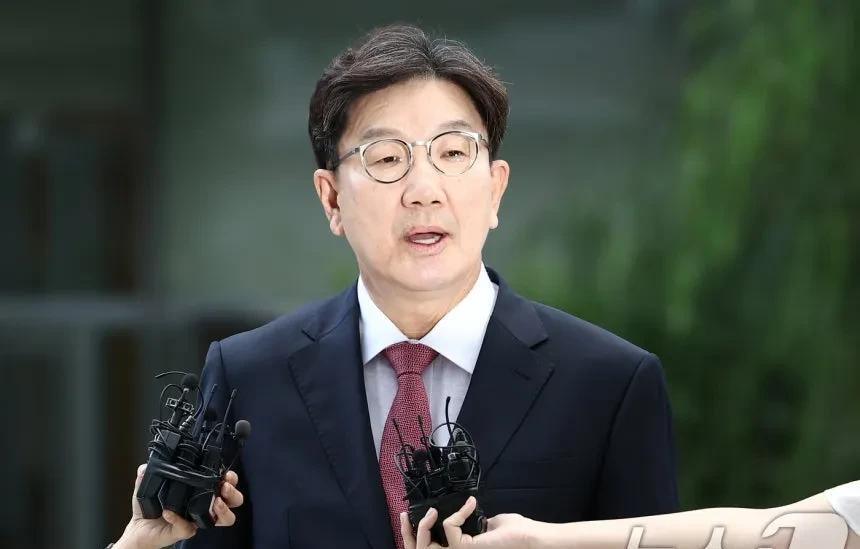 韩国金建希特检组在27日传唤了国民力量党前院内代表、国会议员权性东后，今天确认将