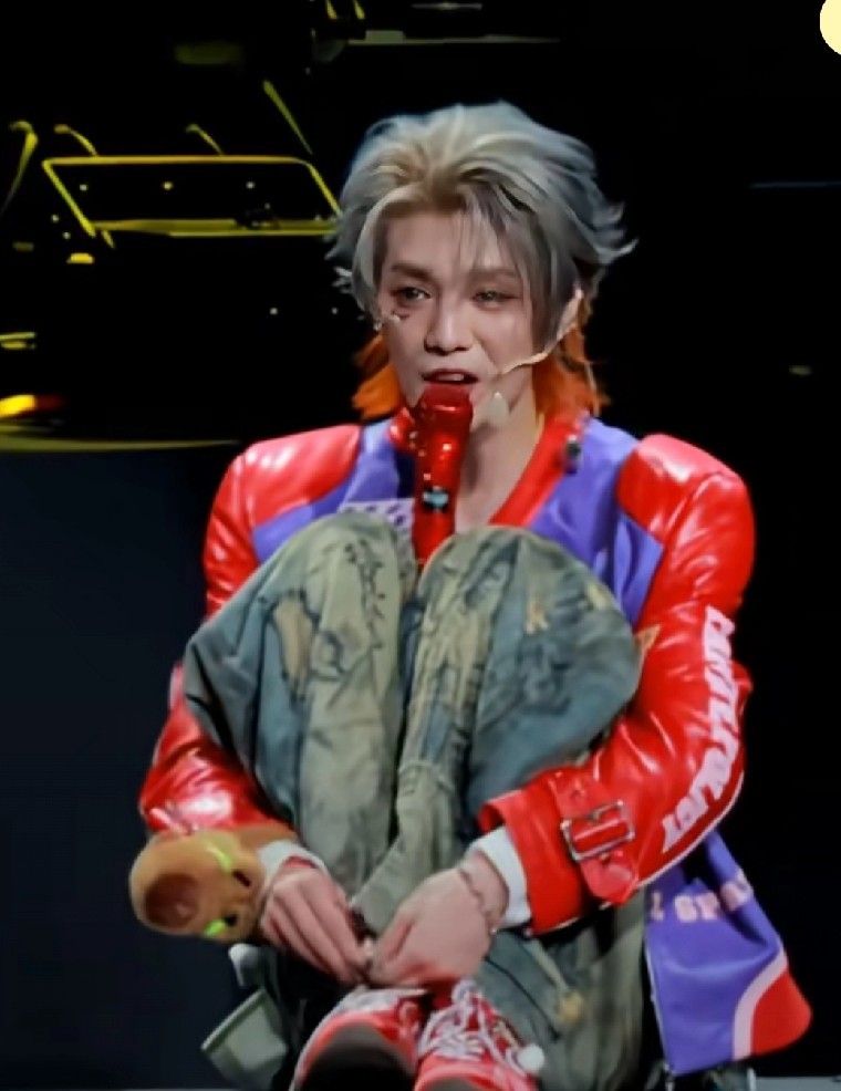 鹿晗演唱会鞋带突然散了！拒绝帮忙，下一秒操作全场惊呆…网友狂呼：这谁顶得住！
