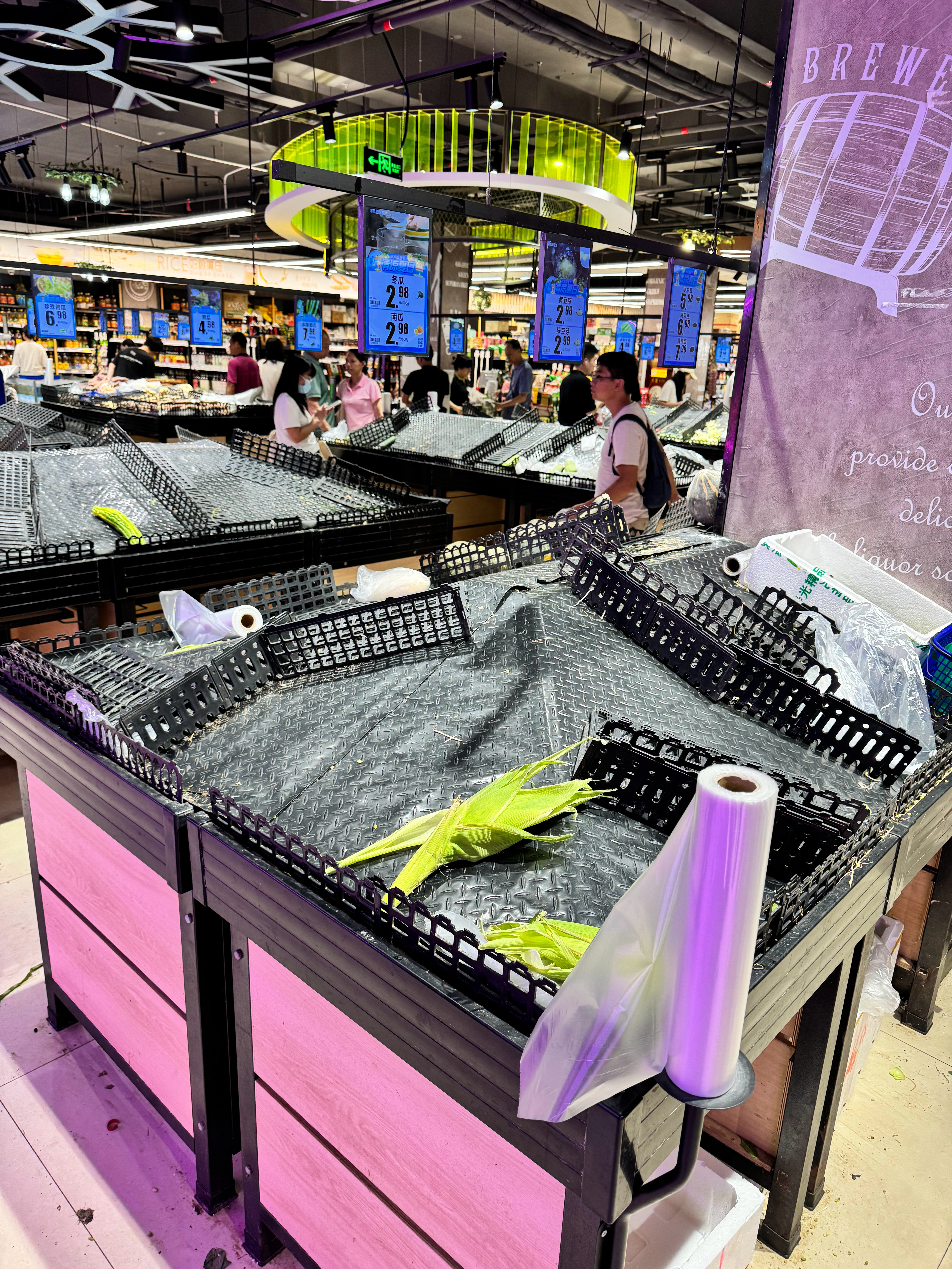 下手晚了，青菜都没有了，泡面也没有了，剩下啤酒没人买，台风要两天，我吃啥[哭哭]桦