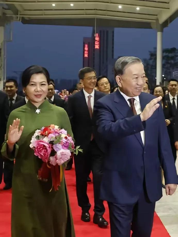 越南第一夫人吴芳璃，她出身在艺术世家，父亲吴孟兰不仅是艺术家，也是一位导演。她