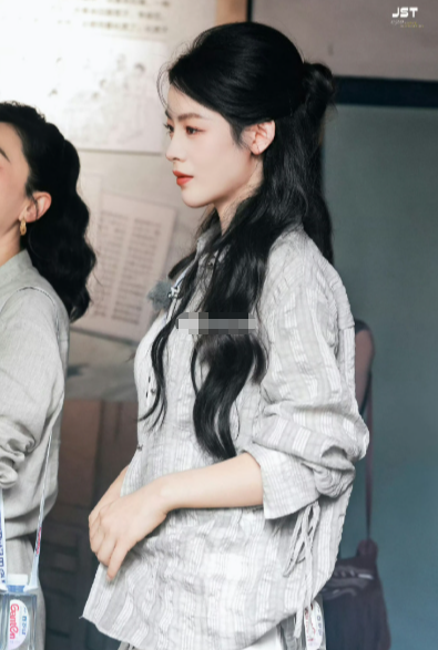 看着陈丽君从舞台走向大银幕这次挑战武侠题材令人惊喜她的造型与气质都与角色很贴