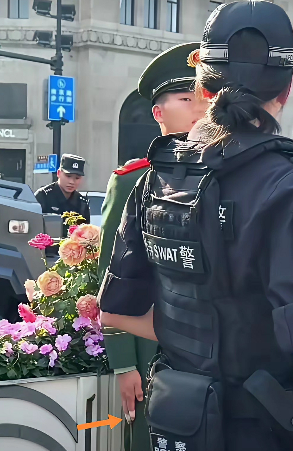 上海街头男武警手指带伤执勤，女特警确认眼神。