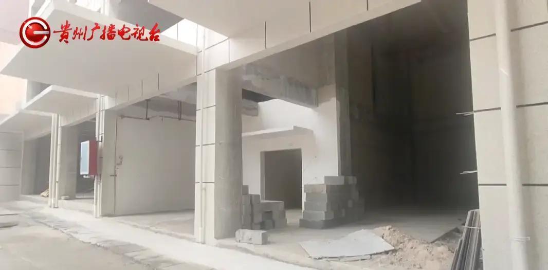 2026年1月初，贵州铜仁万山新小区里，好几户业主装修到一半，新房突然变“空壳”