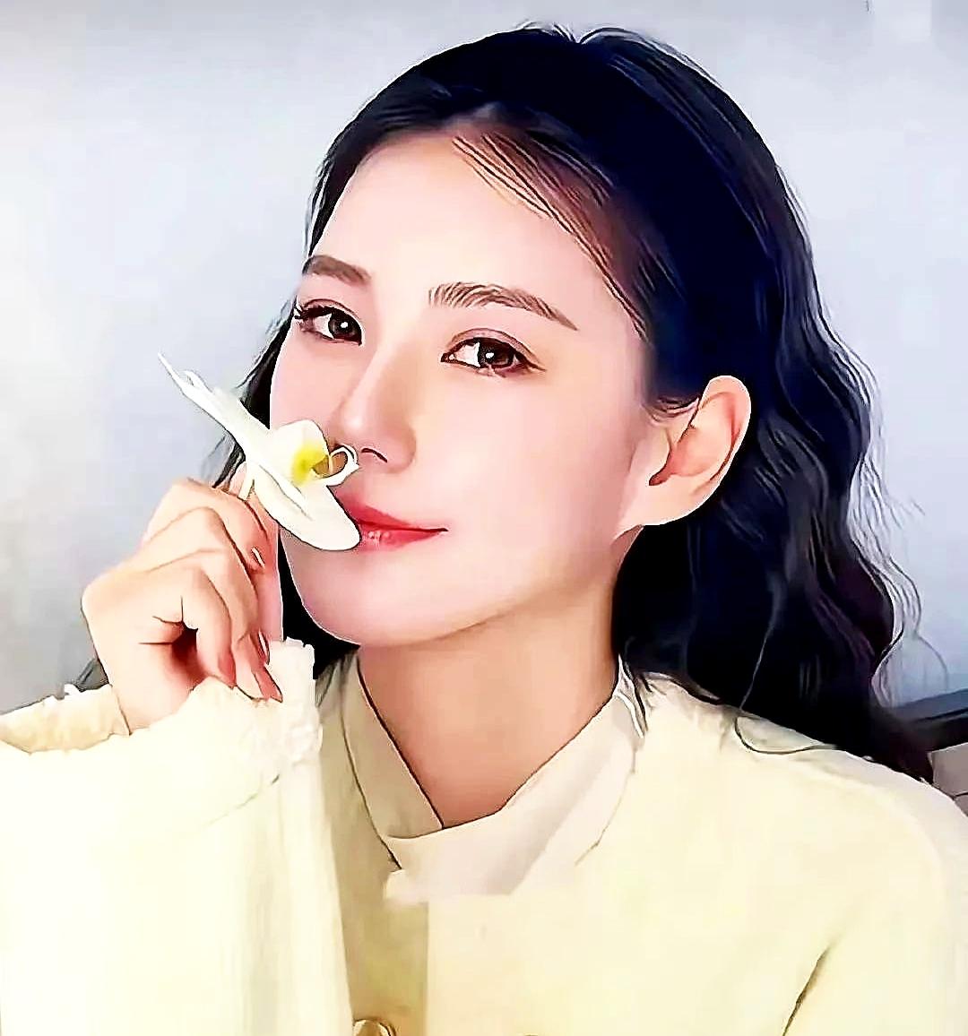 马筱梅大概怎么也想不到，自己如今竟陷入这般两难境地，做什么都被指指点点，说什么都