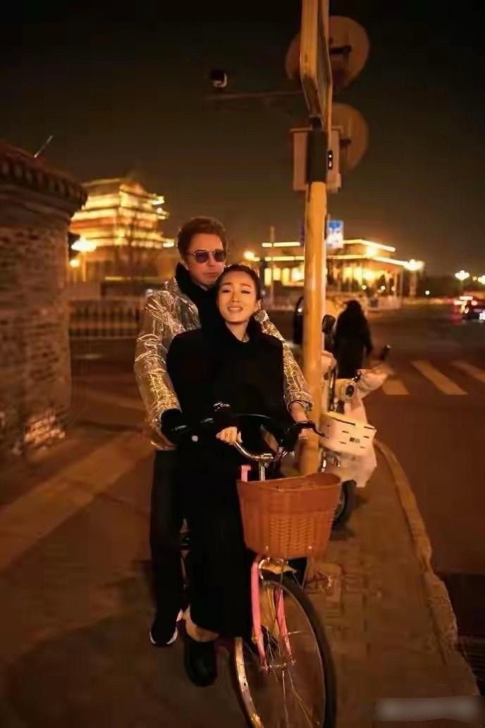 事实证明！陪马克龙回国的巩俐，可能已经走上了另一条大道谁能想到，离开张艺谋的巩