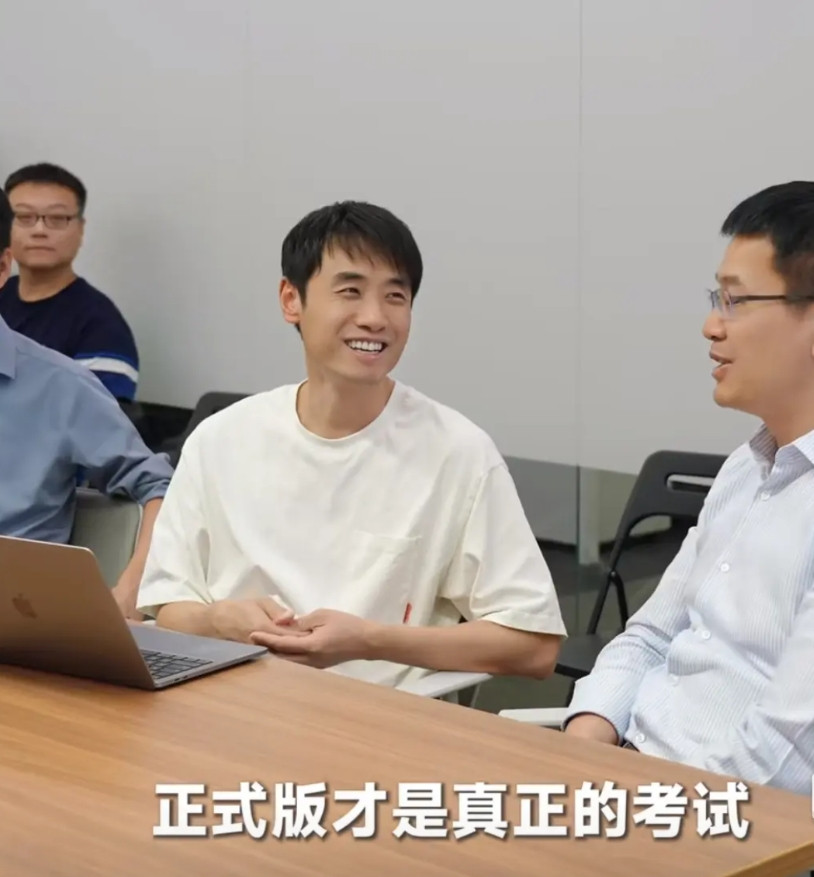 9月7日晚，小米总裁卢伟冰探班小米软件部日会，画面中看到小米手机部副总裁、软件部