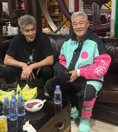 郭艾伦带着格林，共同去拜访赵本山，三个人坐在沙发上热聊；宋小宝等徒弟，全程站在旁