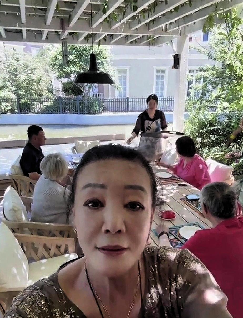 加拿大的亲戚，他们都飞回来。表哥和表姐，还有表姐夫，全都到了北京，兰姐心里想，当