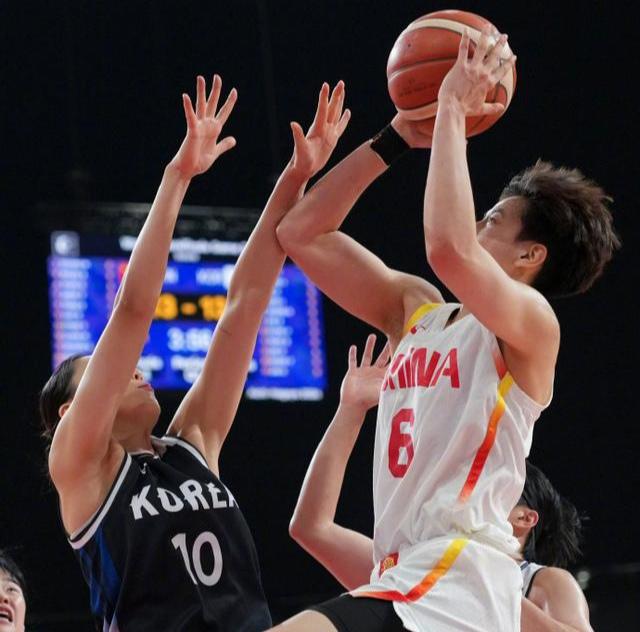 集体拉胯，中国男女篮双双止步名古屋亚运会半决赛。领先21个篮板却难奈三分球13中