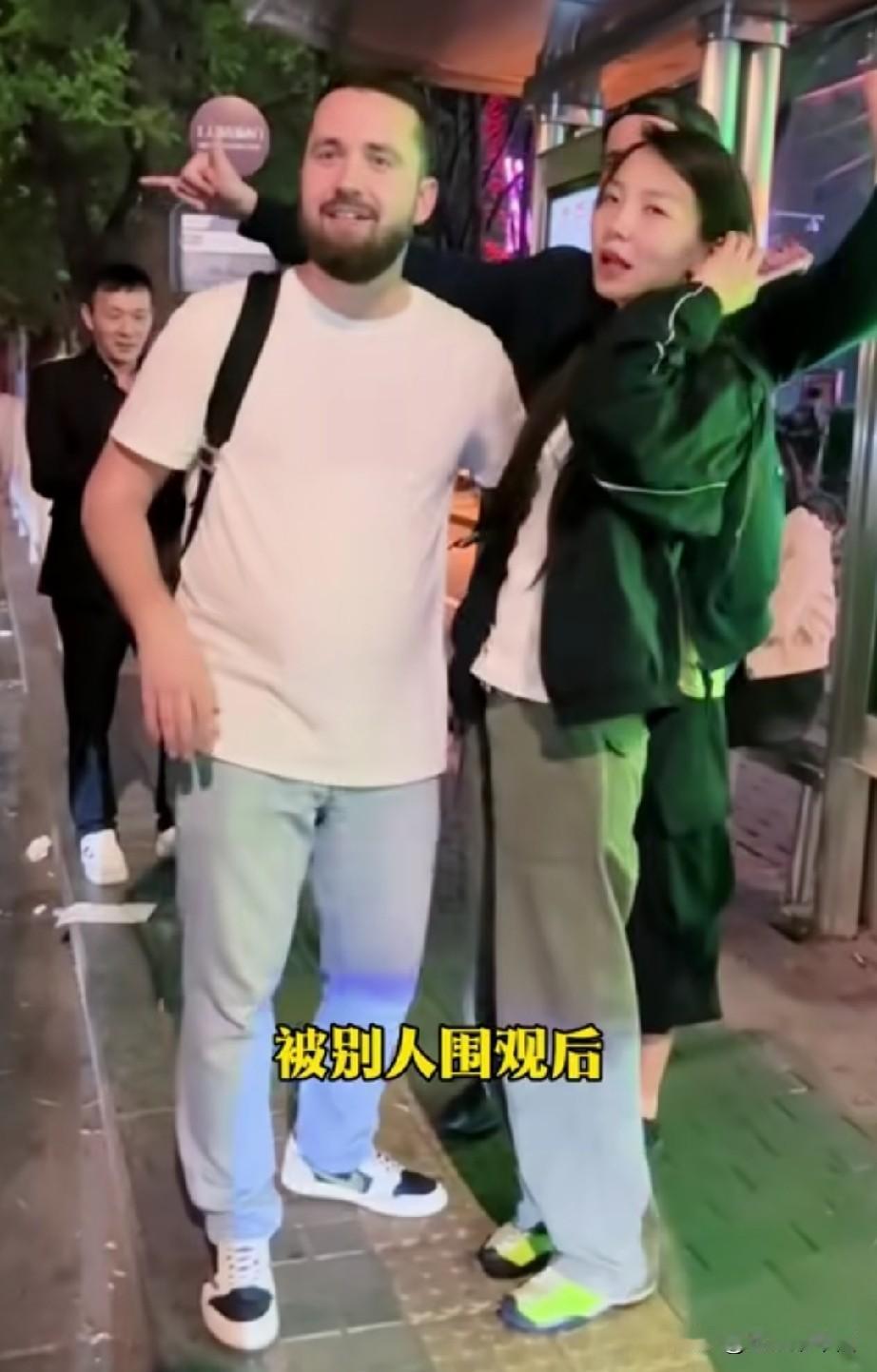 刷到一个视频，看完心里堵得慌。第一次刷到的时候，我以为只是普通情侣在秀恩爱。