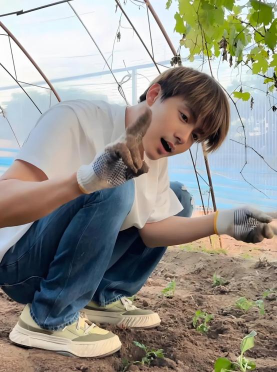 2010年，马天宇挣了700多万，他立刻给两个姐姐买房买车，可是事后却与姐姐保持