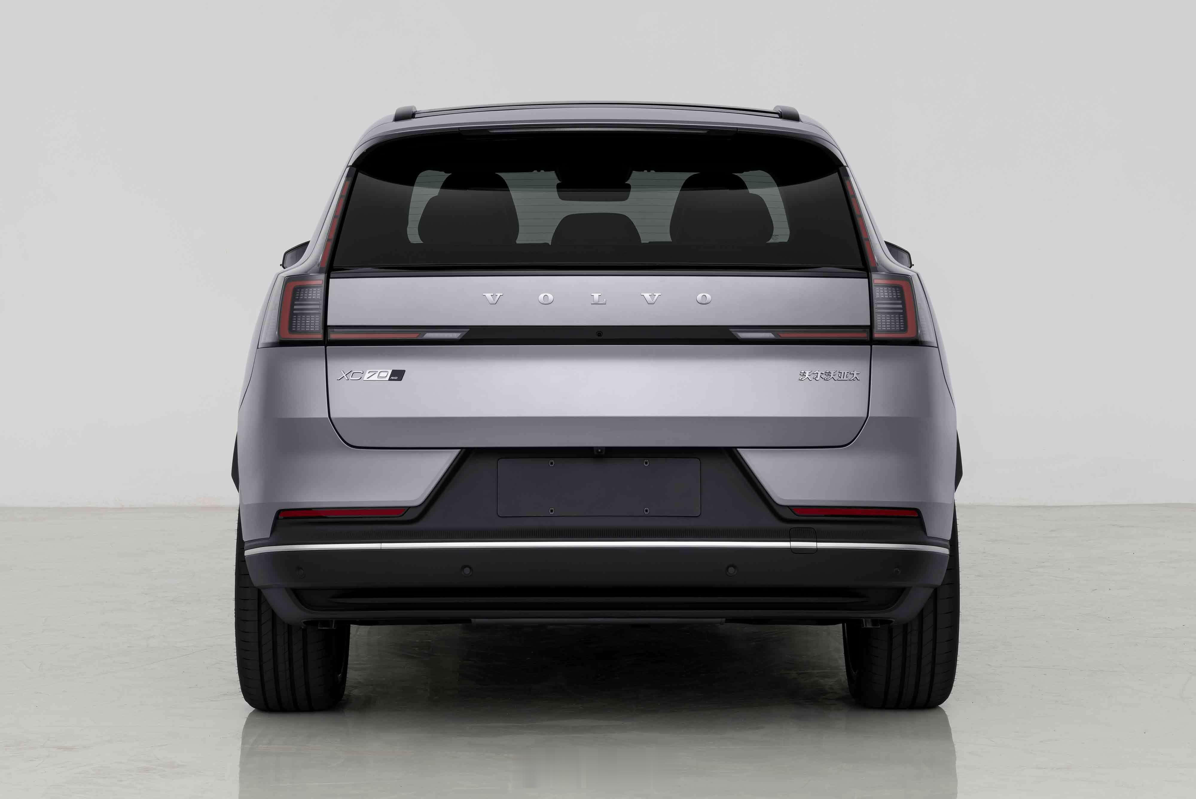 沃尔沃XC70公示车身尺寸4815x1890x1650毫米，轴距2895毫米。（