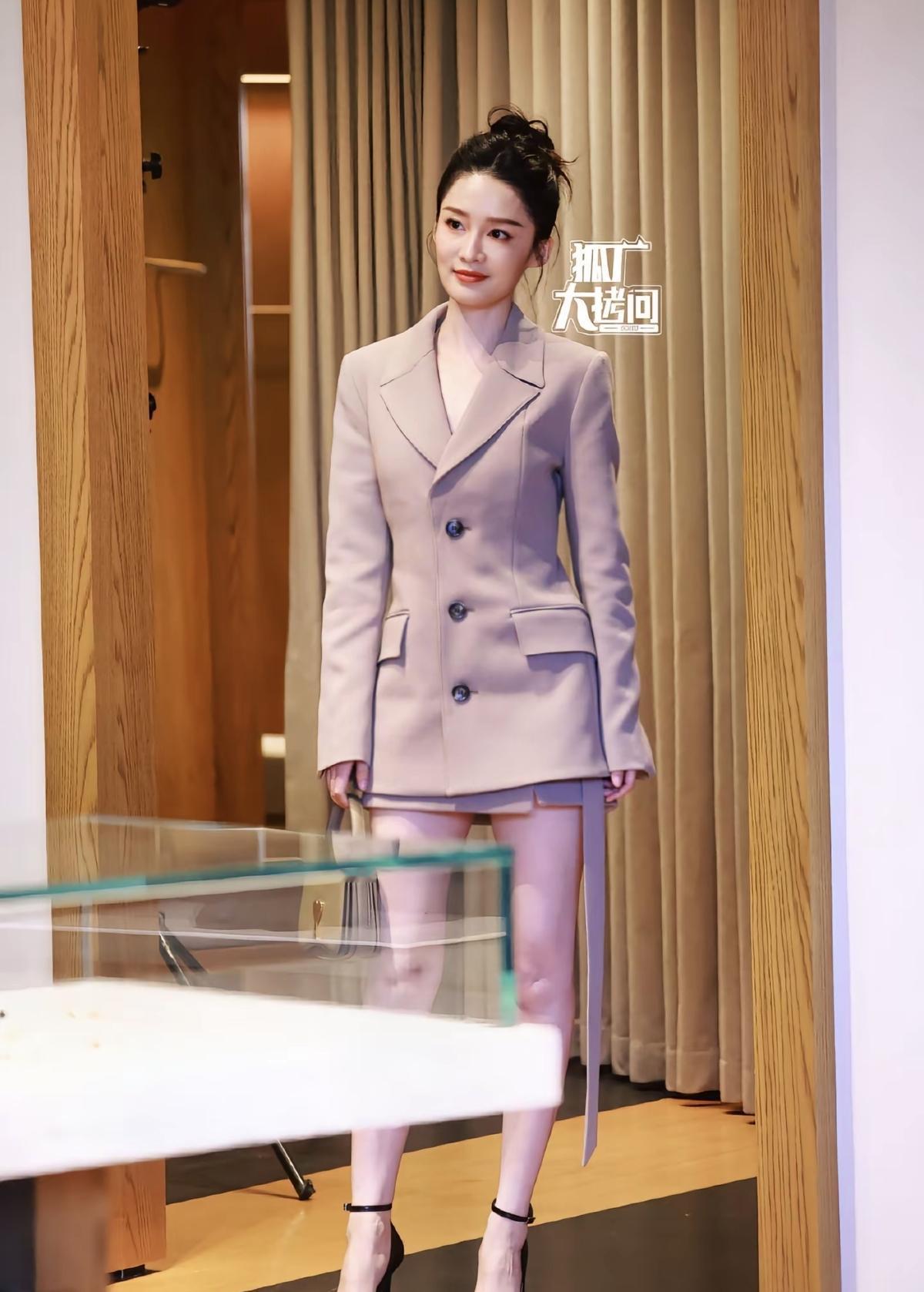 李沁温婉大气，每次活动造型都大方得体，江南女子，真的超温柔！有作品就是有底气[赞