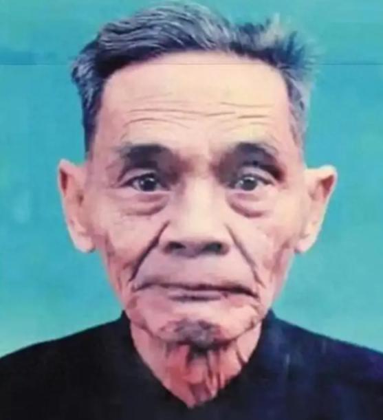 1988年，一位身材瘦削、白发苍苍的老人走进了北京市公安局。老人很爽快，开门见山