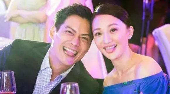 2010年，周迅前男友贾宏声从14层高楼纵身跳下，噩耗传到周迅耳中，她情绪崩溃，