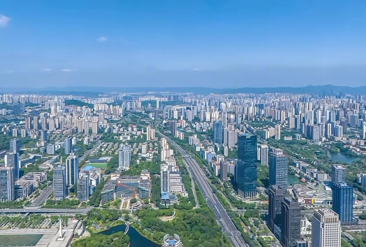 其实稍微有点常识就知道，现在成都夏天温度跟重庆相当，长江沿线武汉南京杭州等城市跟