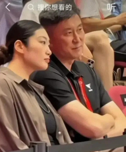 就在前几天某个正式活动上，女篮扛把子李梦正优雅站着呢，谁想到啊……一个大叔模样的