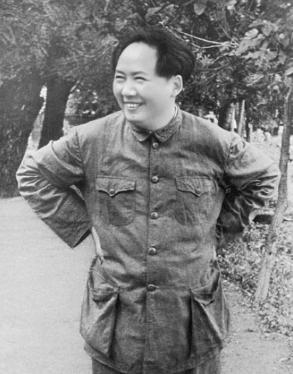 毛主席晚年思想中许多的决策和指示，过去被误认为是过度的或者是错了的东西，而随着现