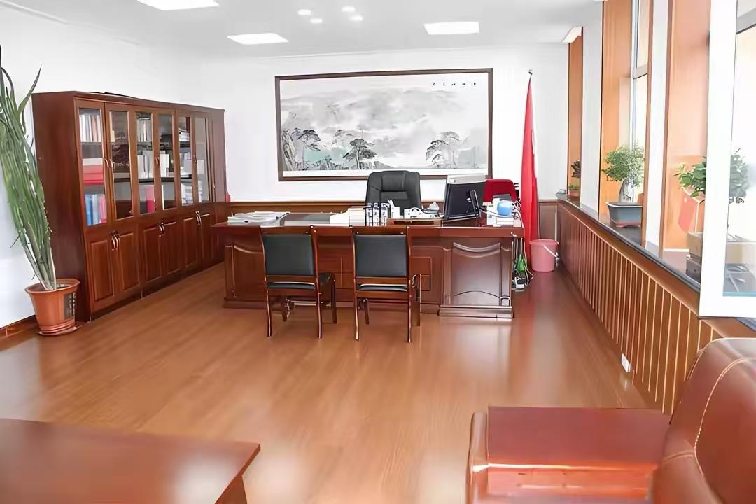老裴，最近在事业上遇到一件喜事，提拔为8万人乡镇的书记，这一步是80%基层干部可