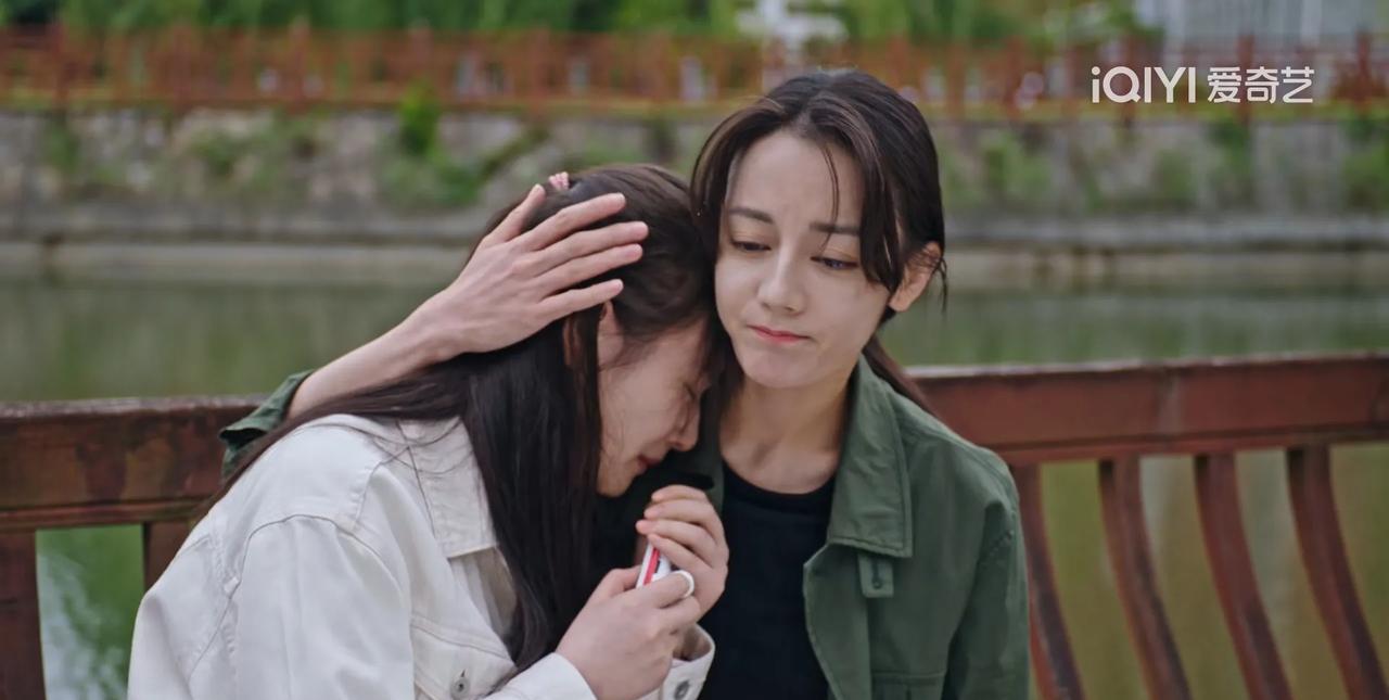 《利剑玫瑰》被绑架的女大学生郑薇薇好不容易被救了出来，却发现自己怀孕了。她内心痛