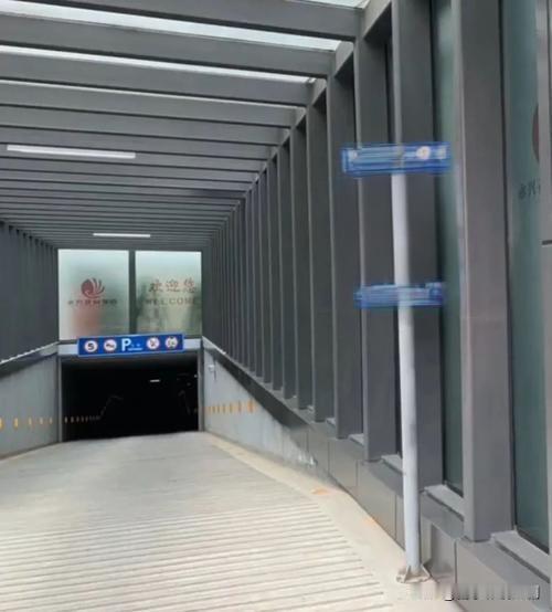 物业禁新能源车上地下车库，合理吗？近日，某小区物业贴出通知，禁止新能源汽车进