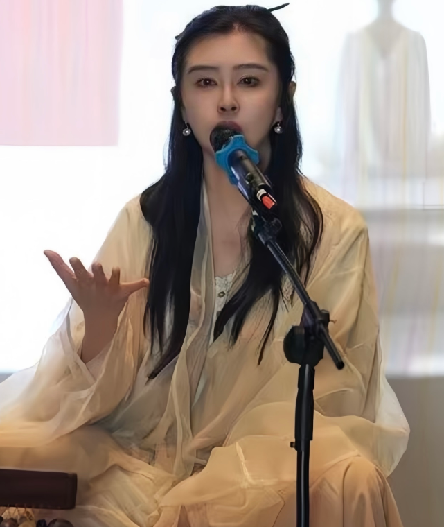 王祖贤近照千级美颜加持必戴口罩完全输给原配谢玲玲，遁入佛教净土宗开艾灸馆，曾插