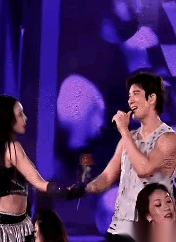 王力宏演唱会，一曲终了。他没松手，反倒顺势把身边的女伴舞一把拽进怀里，紧紧抱住