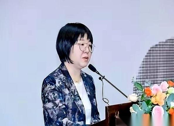 画航天员像发面馒头，画红军战士像阴间使者。被骂上热搜后，清华美院那边的回应居