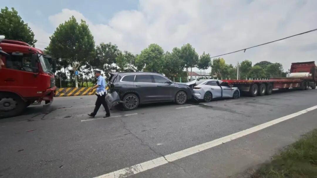 比亚迪汉L被高速前后夹击，车主主动要求退群：大汉群见！
