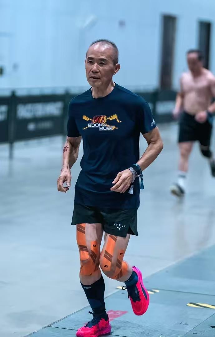 我敢说王石是全网最傻的人。那是一种老了的孤独，无人爱也无人可爱，唯有逃离老才有希