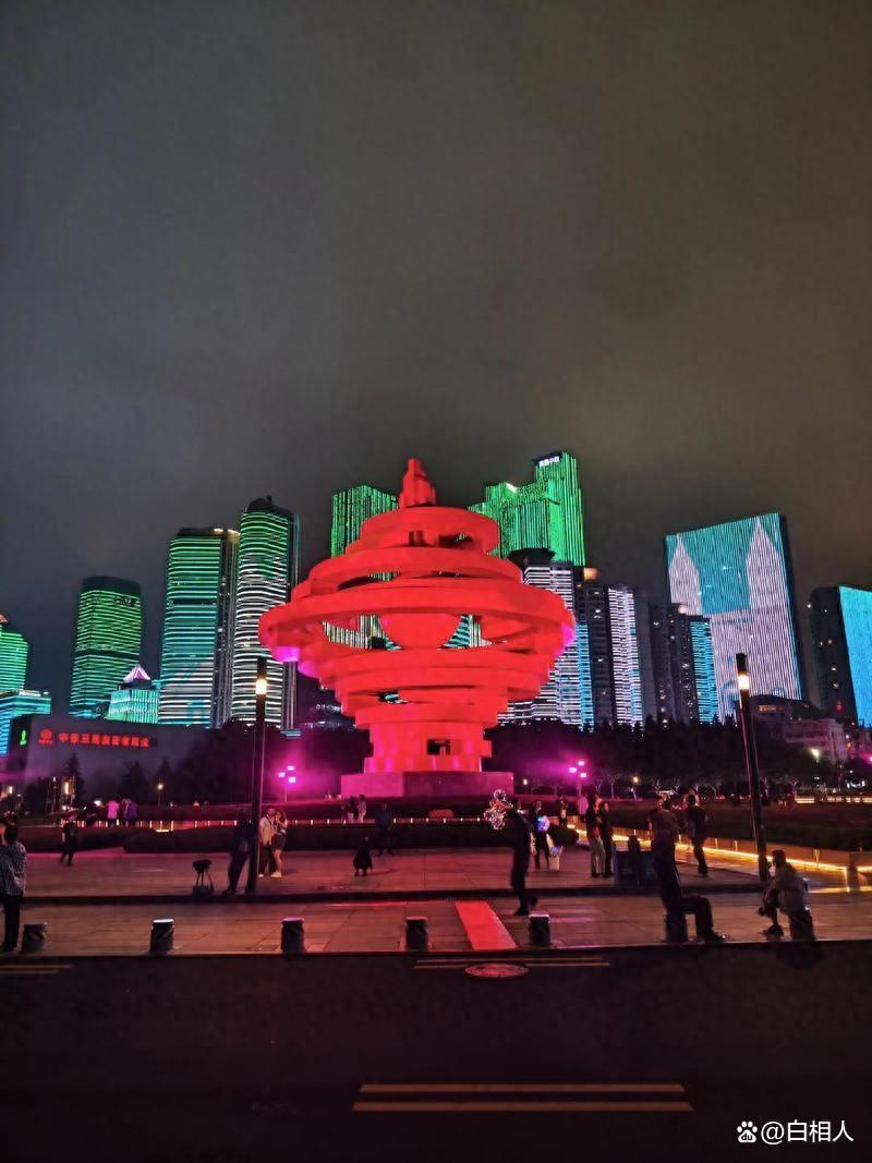 青岛爆火真相！浙江江苏都坐不住了，这座城把山海啤酒和老巷烟火熬成毒药，全网瘾君子