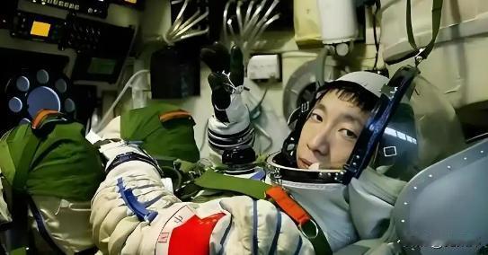 2003年，杨利伟在太空听到“咚咚”声，回到地面工程师用木头、金属、橡胶各种敲让