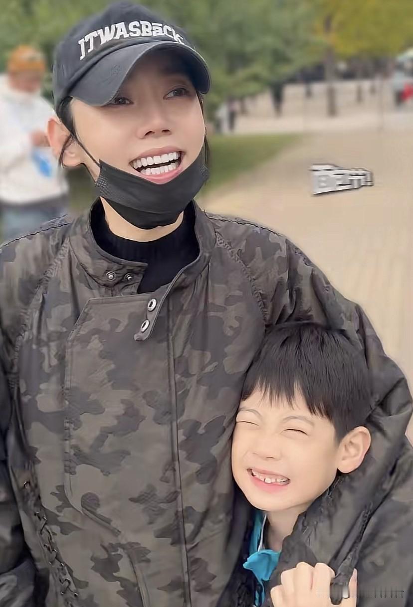 秋瓷炫于晓光带儿子去逛朝阳公园面包节，于晓光全程拍摄，充当当天摄影师，果然秋瓷炫