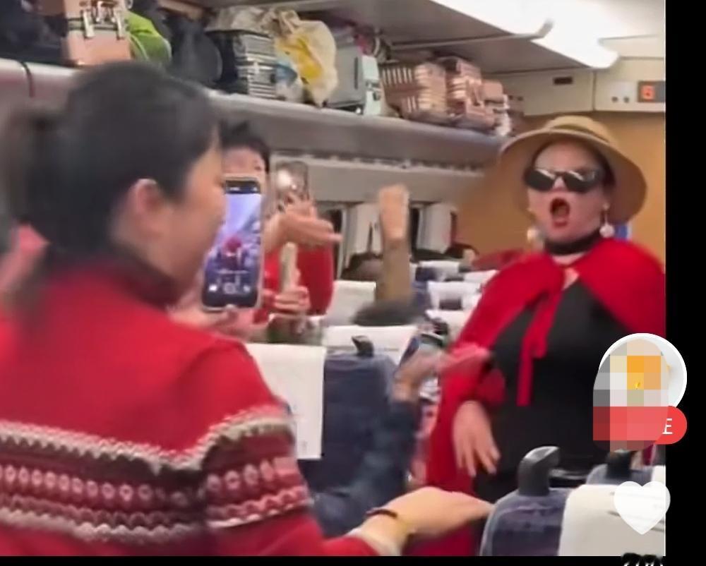 有胆量的靓女。可喜！但可悲！博主坐在高铁的车厢里，正准备要小睡休息