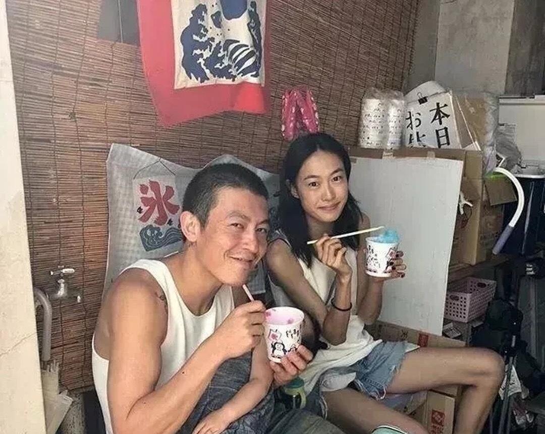这一对夫妻实在是太低调了，素颜出镜，没有任何的装扮，就穿着普普通通的衣服，两个人