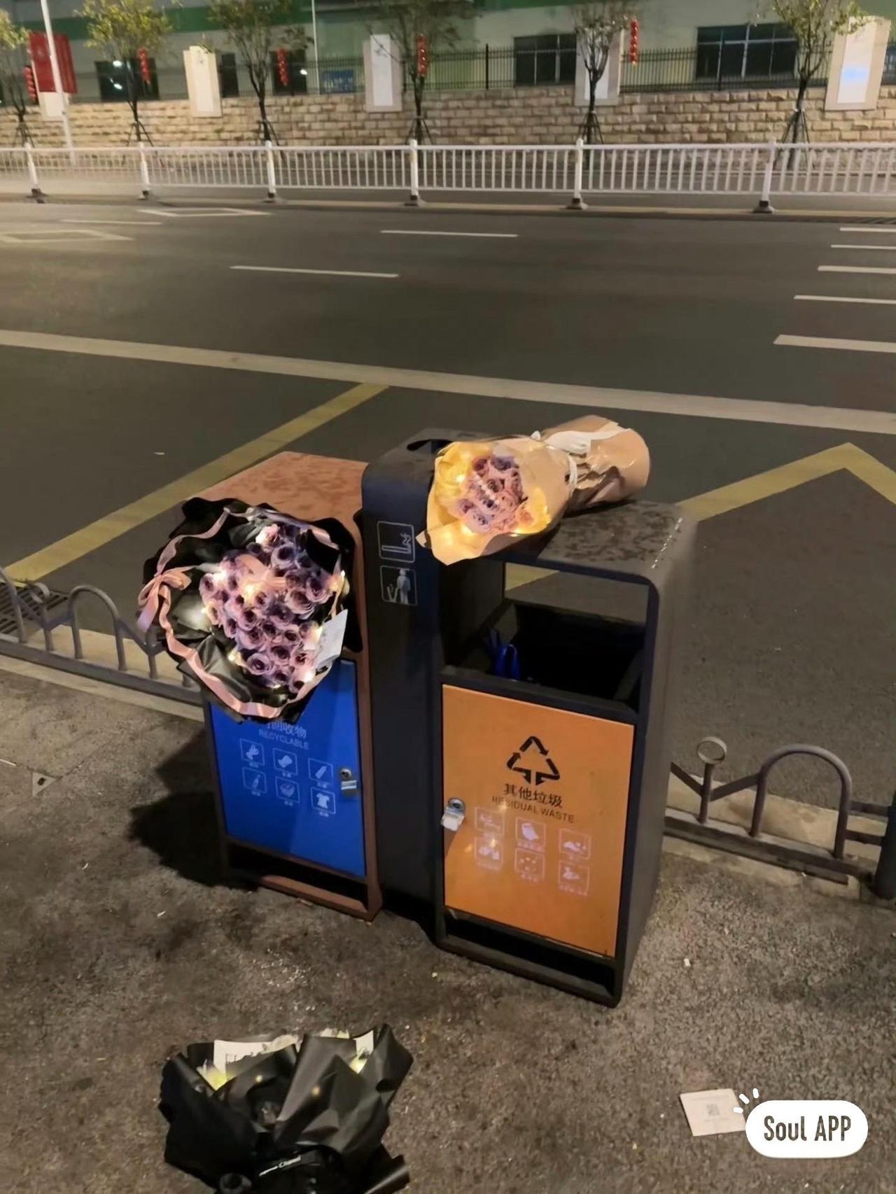 节日后的垃圾桶