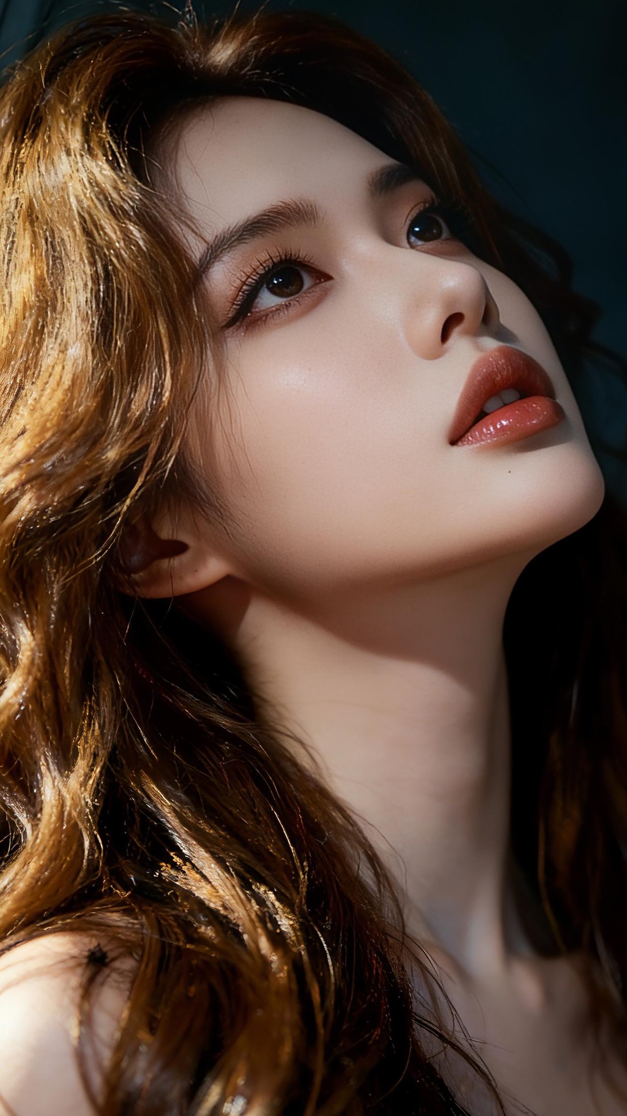 九帧同绘棕褐卷发仙。发如绸缎卷浪垂，睫若蝶翼眸藏星，粉唇暖调似樱绽。雪肌凝脂映深