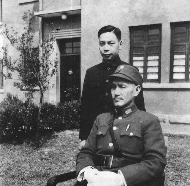 蒋经国拒认私生子，蒋介石望其认回，蒋经国含泪跪求：最好不要1942年春天，章亚