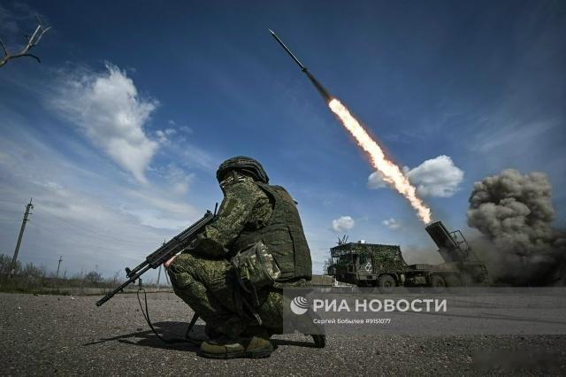 俄罗斯第34炮兵师第273炮兵旅的BAZ-69092底盘的9K57-1“飓风”多