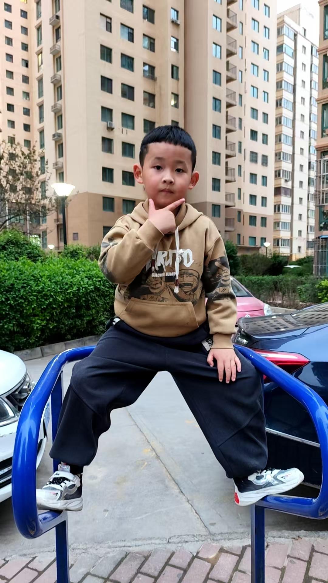 今年五一最舍不得删的照片孙子孙女的快乐，耍酷和玩笑。