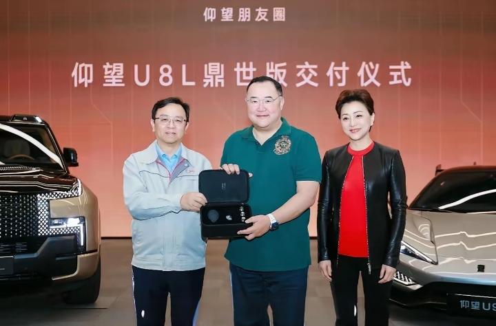 杨澜老公吴征这排面真的没谁了！130万的比亚迪仰望U8L说提就提，对他们这种级别