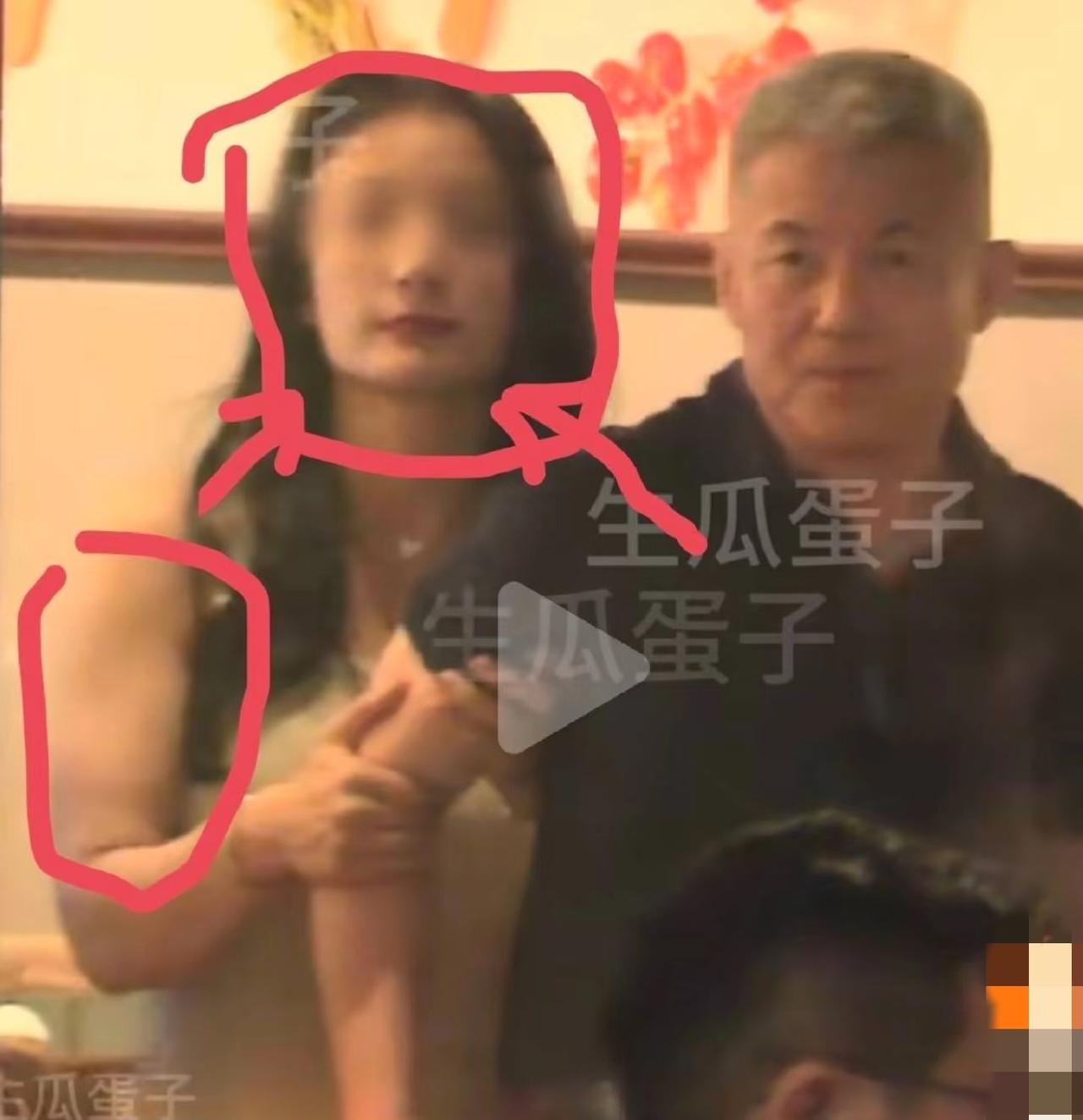 那英老公被传出轨，有谁注意到女方的胳膊？细思极恐。从画面里能看到，女方胳膊线