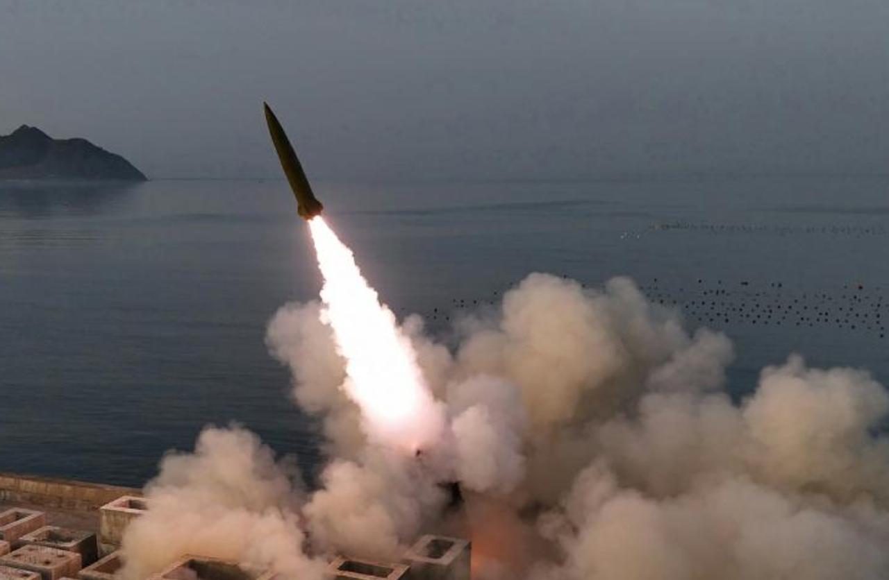 当地时间4月19日，朝鲜导弹总局完成改良型地对地战术弹道导弹“火星炮-11