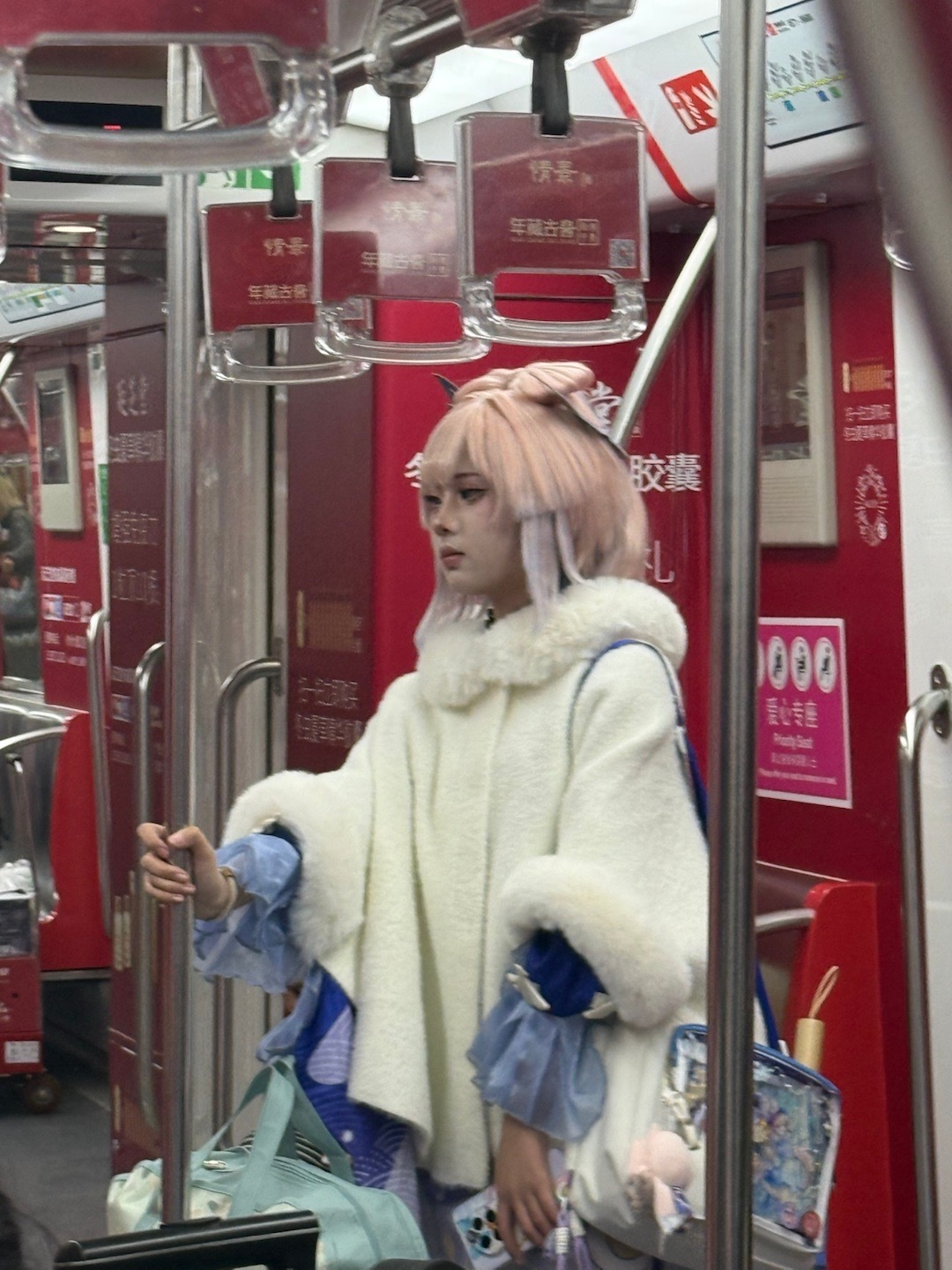 回家路上随手拍路上随拍，忍不住多看了两眼，就像是从漫画走出来的，大包小包，原来她