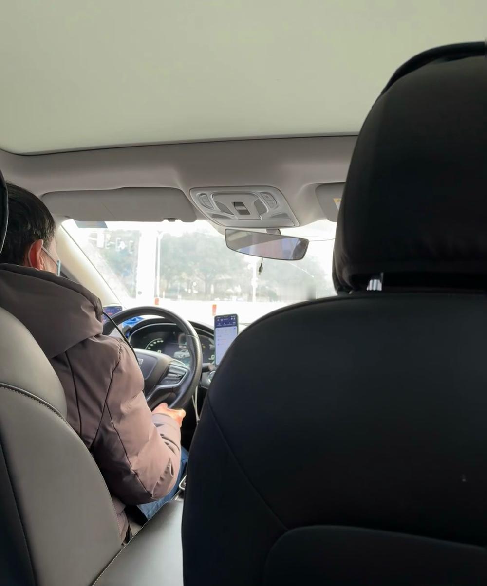 当初铁了心要买车跑网约车，觉得自己的车开着踏实，结果首付掏了四万多，每个月还得还