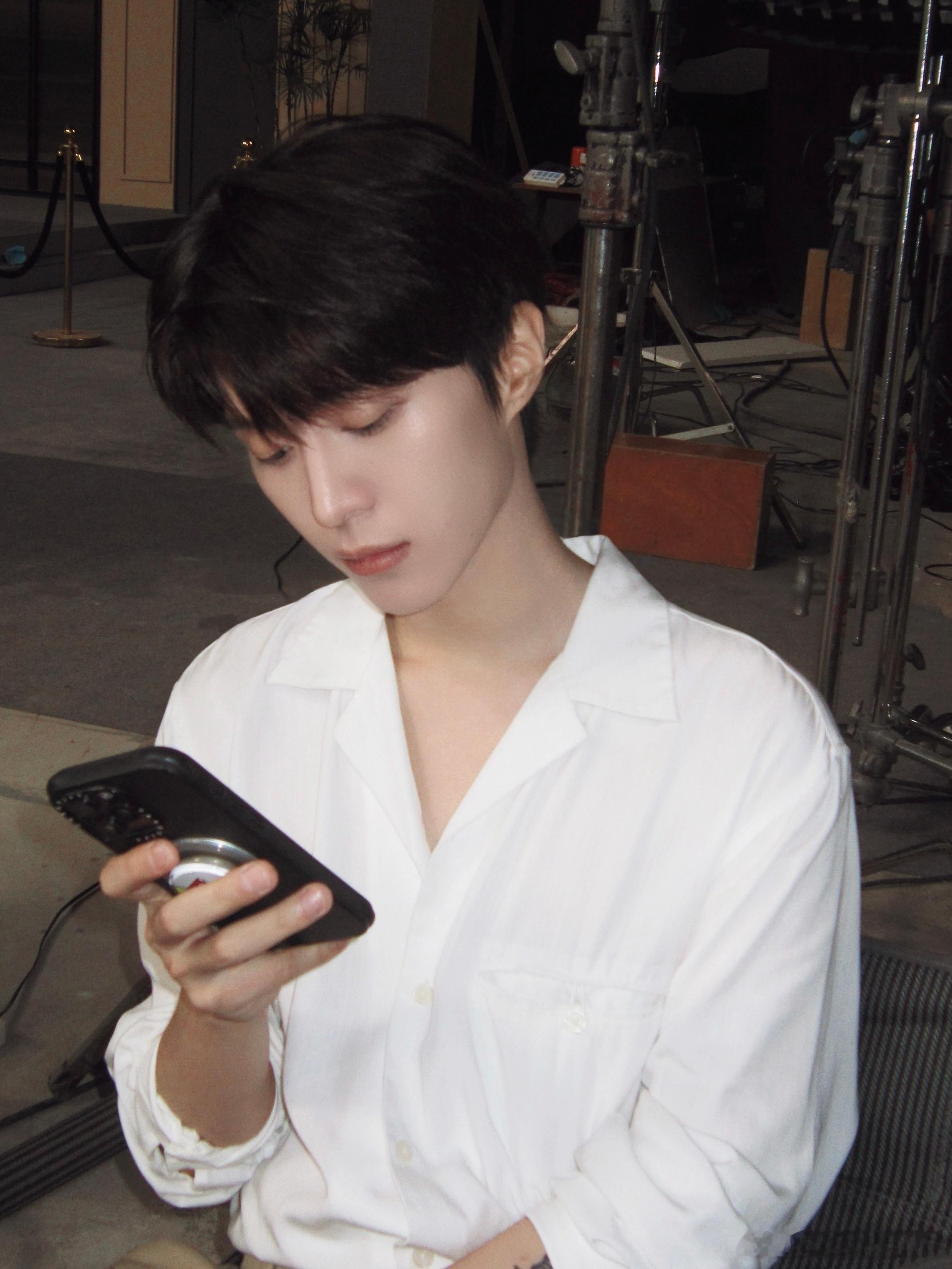 范丞丞小说里走出来的贵公子救命，这个完全就是从小说里走出来的贵公子呀，白衬衫造